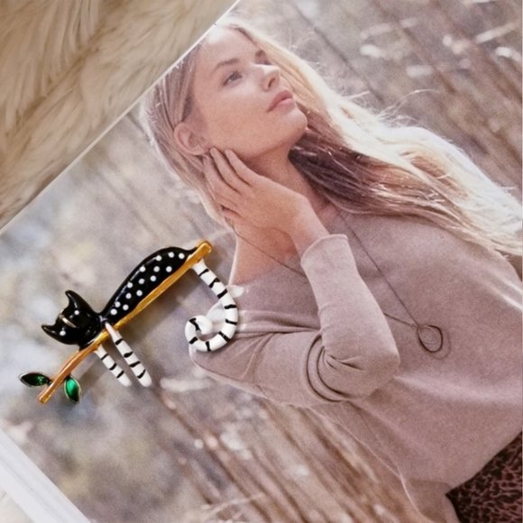 18K Gold Lazy Cat Brooch - Picture 15 of 16